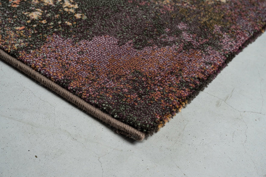 Eckdetail des Teppichs Tapison Home Torino 063.0934.7274 in Pflaume, Mauve und Olivgrün