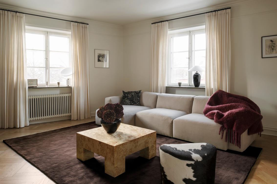 Wollteppich Layered Solid Wool Chicory Coffee, im Wohnzimmer