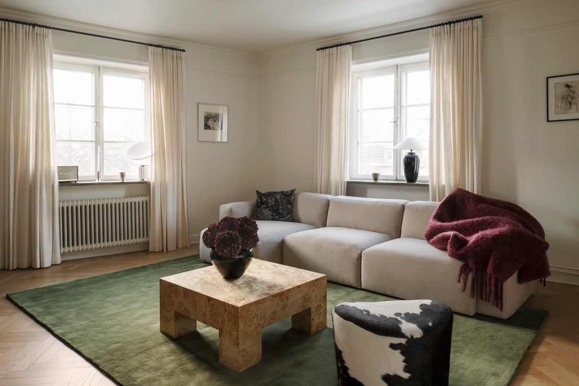 Wollteppich Oliv Layered Solid Wool Capulet Olive, im Wohnzimmer