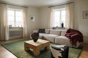 Wollteppich Oliv Layered Solid Wool Capulet Olive, im Wohnzimmer