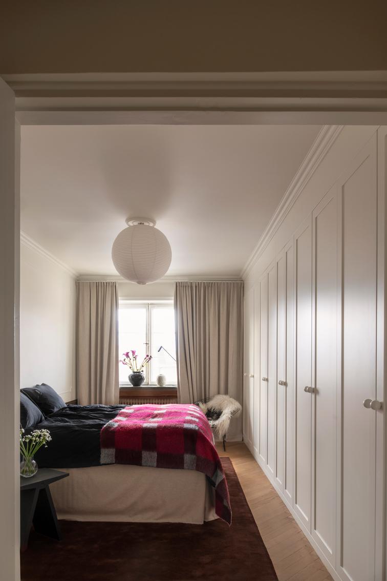 Wollteppich Layered Solid Wool Chicory Coffee, im Schlafzimmer