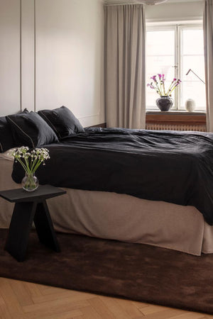 Wollteppich Layered Solid Wool Chicory Coffee, im Schlafzimmer