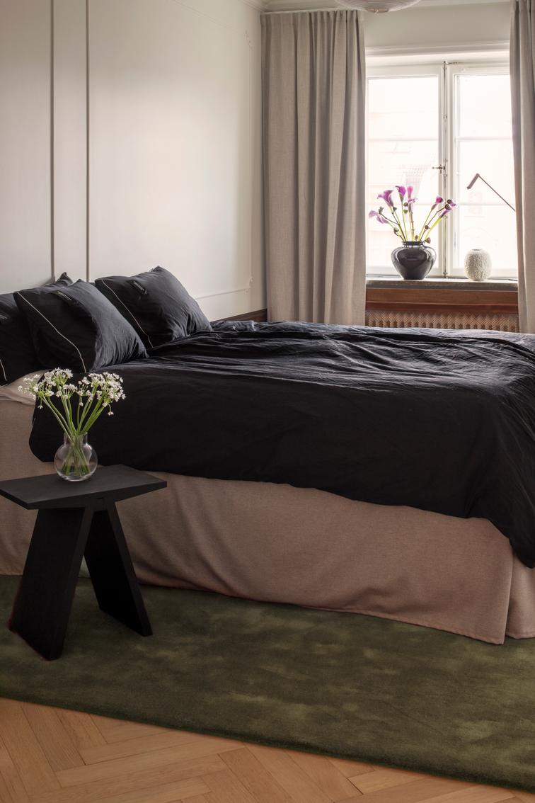 Wollteppich Oliv Layered Solid Wool Capulet Olive, im Schlafzimmer