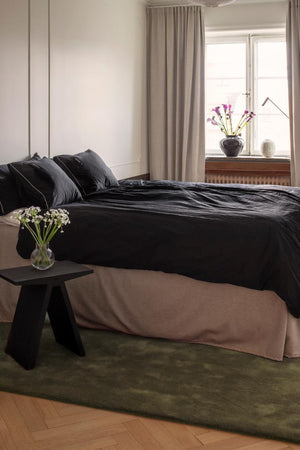 Wollteppich Oliv Layered Solid Wool Capulet Olive, im Schlafzimmer