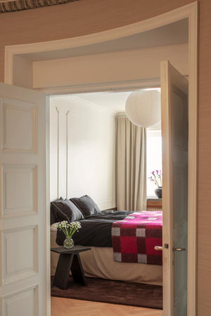 Wollteppich Layered Solid Wool Chicory Coffee, im Schlafzimmer