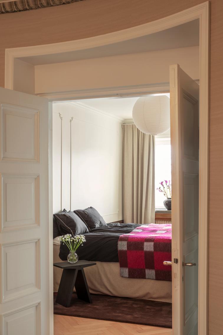 Wollteppich Layered Solid Wool Chicory Coffee, im Schlafzimmer