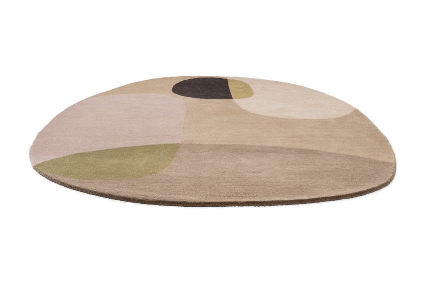 Brink & Campman Decor Miller Autumn Teppich in Sandbeige, Puderrosa und Olivgrün, Schrägansicht