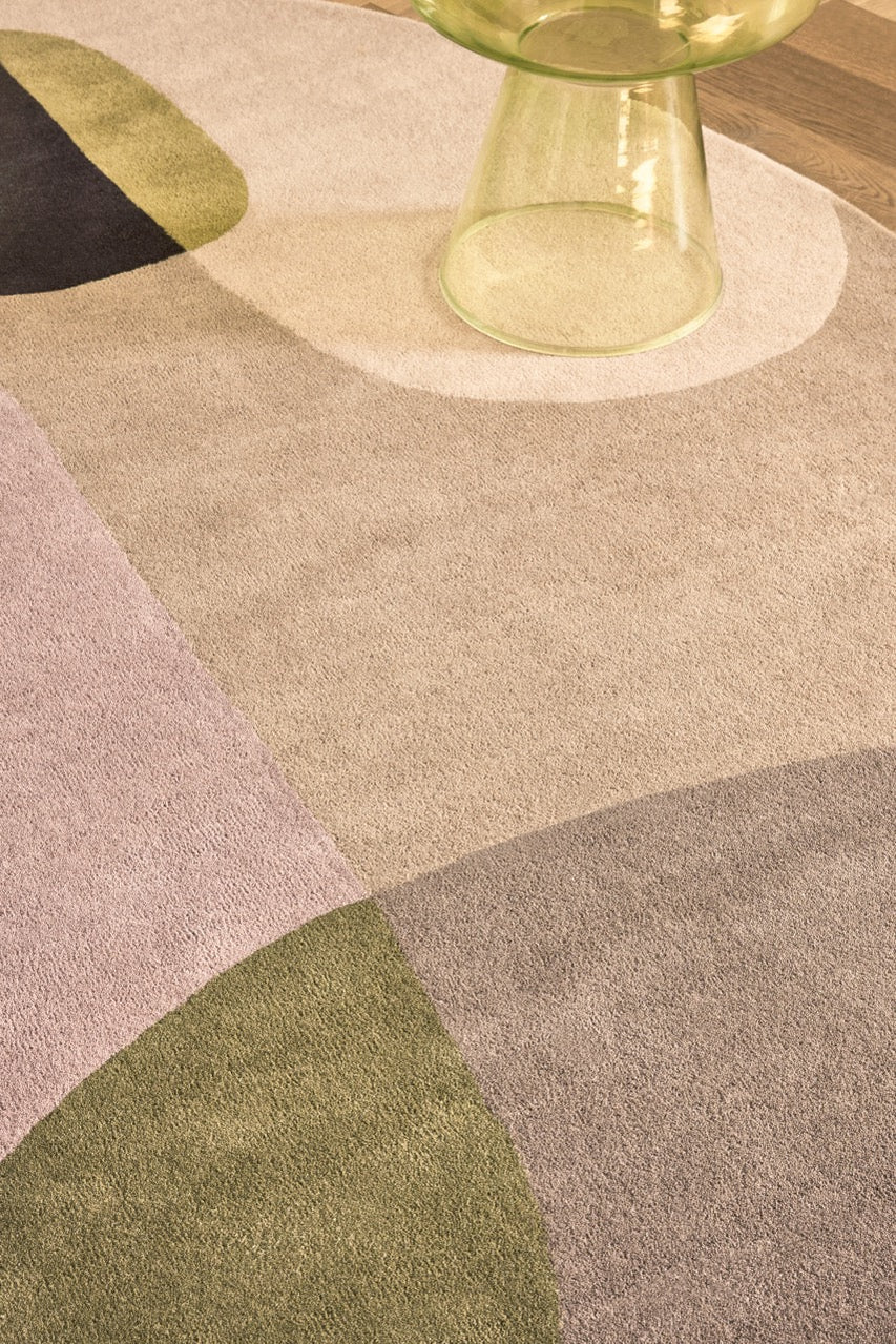 Brink & Campman Decor Miller Autumn Teppich in Sandbeige, Puderrosa und Olivgrün, im Wohnraum, zweite Ansicht