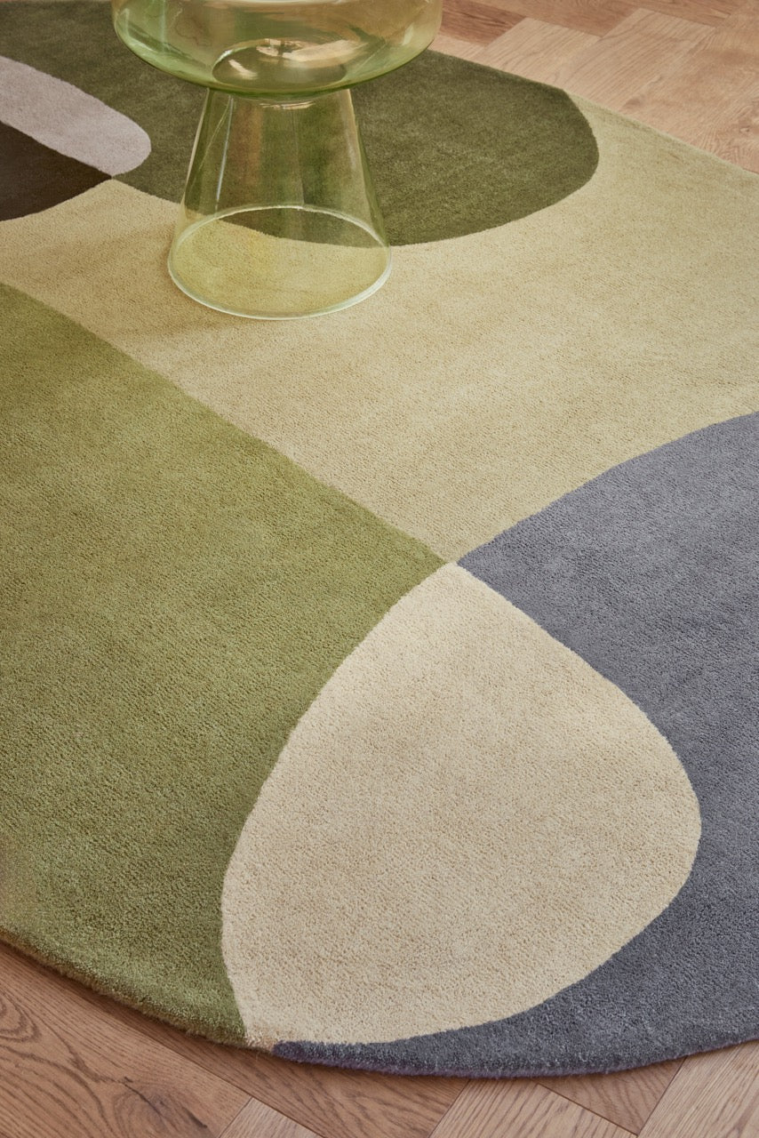 Brink & Campman Decor Miller Summer Teppich in Salbeigrün, Tannengrün und Taubengrau, im Wohnraum, zweite Ansicht