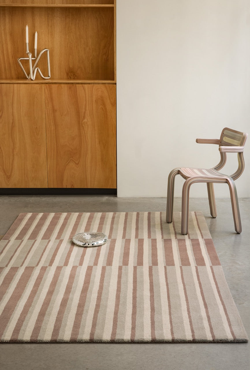 Brink & Campman Decor Pilar Blush Teppich in Altrosa mit Streifen in Creme und Greige, im Wohnraum