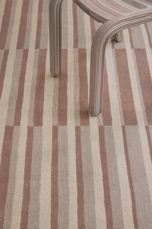 Brink & Campman Decor Pilar Blush Teppich in Altrosa mit Streifen in Creme und Greige, im Wohnraum, zweite Ansicht