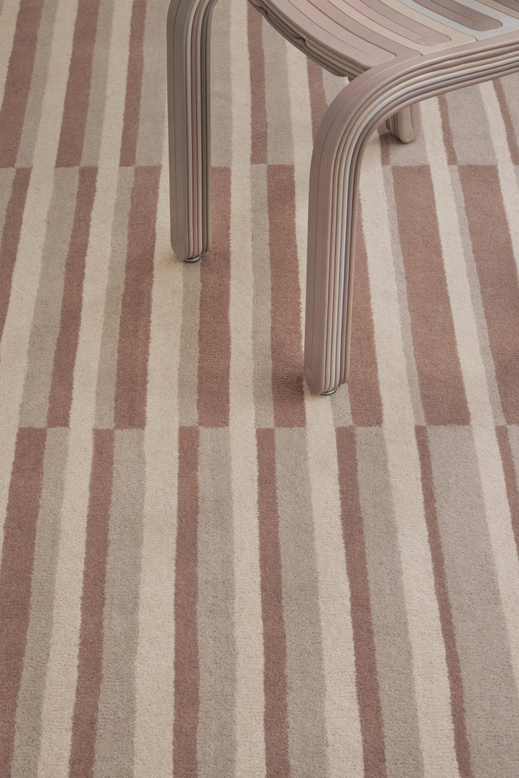 Brink & Campman Decor Pilar Blush Teppich in Altrosa mit Streifen in Creme und Greige, im Wohnraum, zweite Ansicht