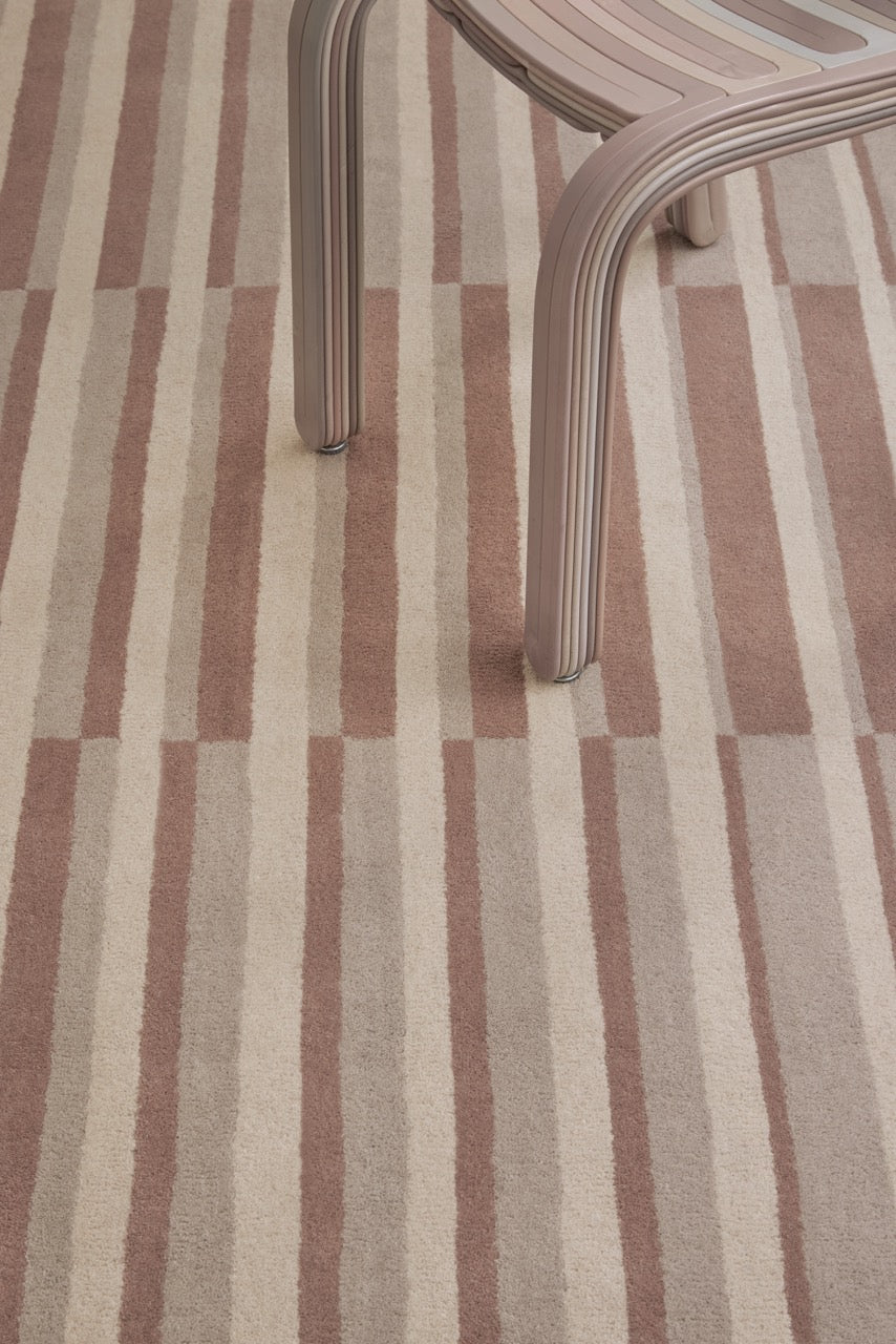 Brink & Campman Decor Pilar Blush Teppich in Altrosa mit Streifen in Creme und Greige, im Wohnraum, zweite Ansicht