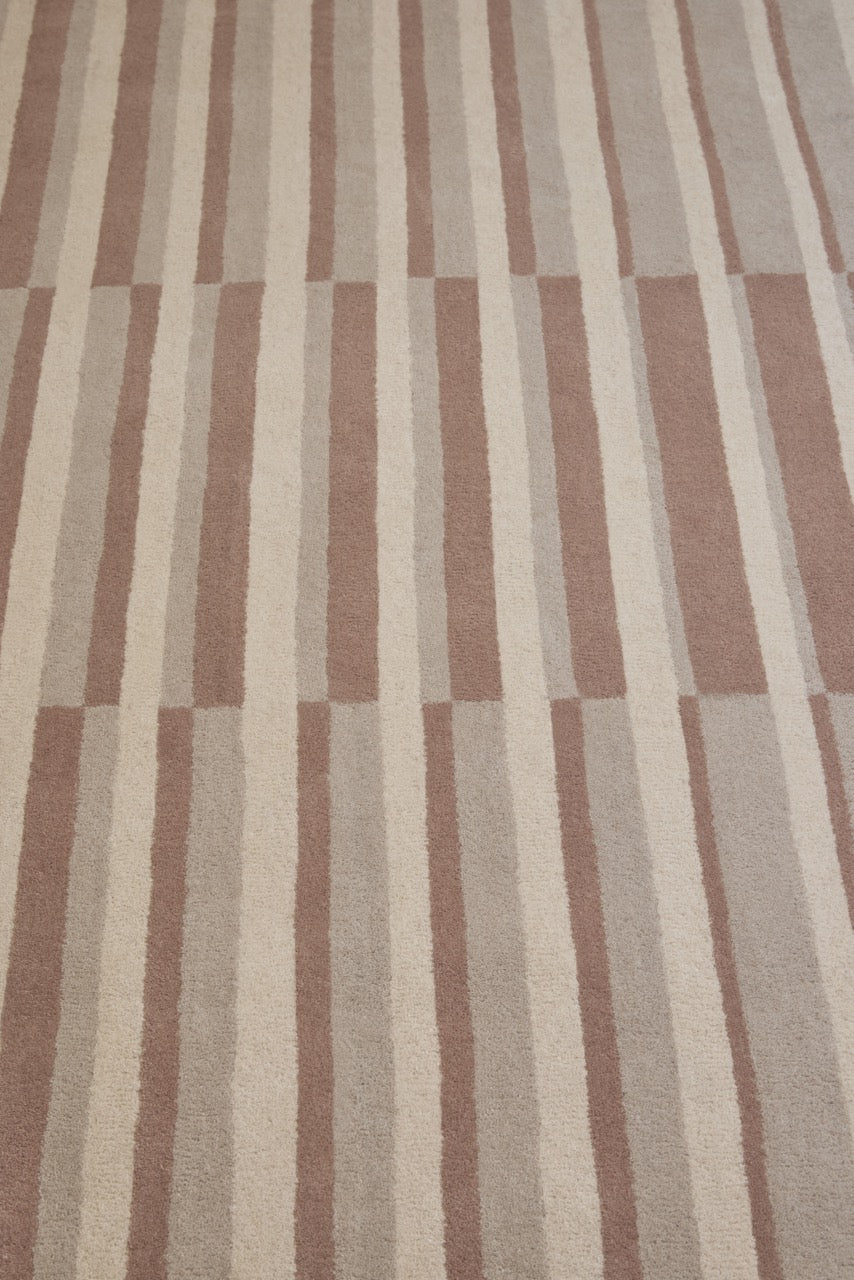 Brink & Campman Decor Pilar Blush Teppich in Altrosa mit Streifen in Creme und Greige, im Wohnraum, dritte Ansicht