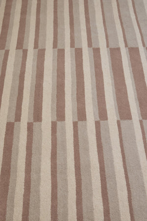 Brink & Campman Decor Pilar Blush Teppich in Altrosa mit Streifen in Creme und Greige, im Wohnraum, dritte Ansicht
