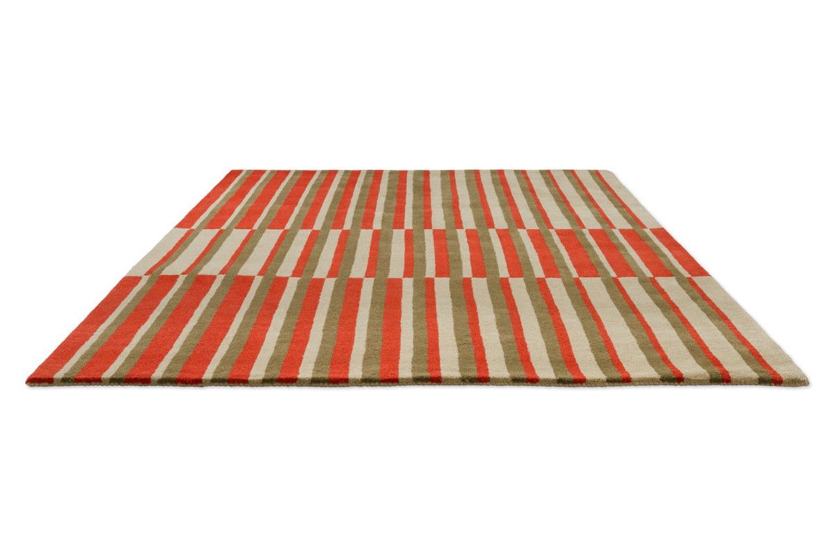 Brink & Campman Decor Pilar Coral Teppich in Korallenrot mit Streifen in Olivgrün und Creme, Schrägansicht