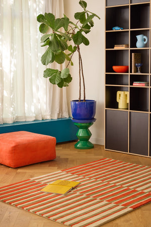 Brink & Campman Decor Pilar Coral Teppich in Korallenrot mit Streifen in Olivgrün und Creme, im Wohnraum