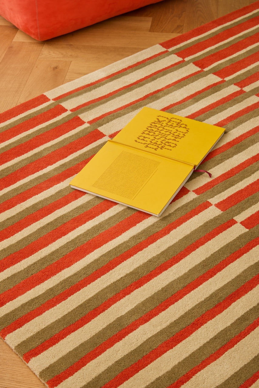 Brink & Campman Decor Pilar Coral Teppich in Korallenrot mit Streifen in Olivgrün und Creme, im Wohnraum, zweite Ansicht