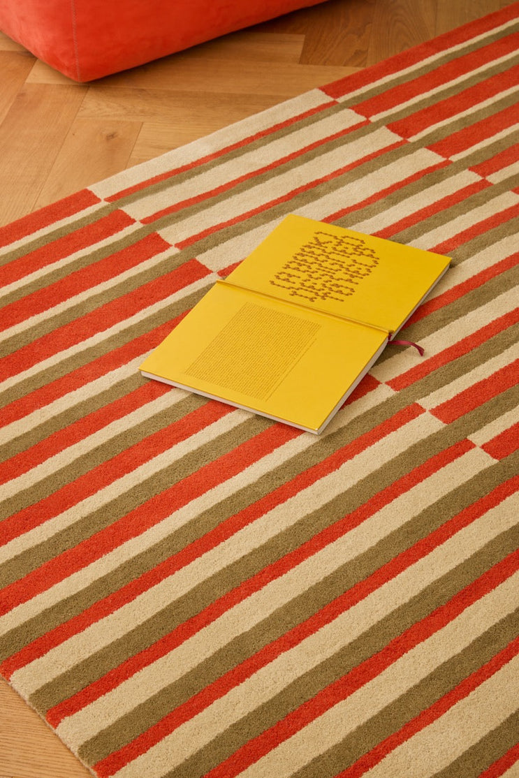 Brink & Campman Decor Pilar Coral Teppich in Korallenrot mit Streifen in Olivgrün und Creme, im Wohnraum, zweite Ansicht