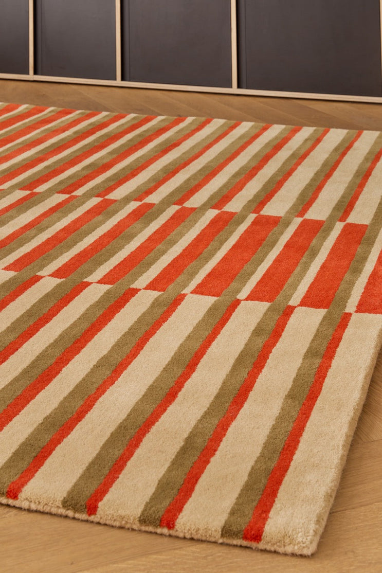 Brink & Campman Decor Pilar Coral Teppich in Korallenrot mit Streifen in Olivgrün und Creme, im Wohnraum, dritte Ansicht