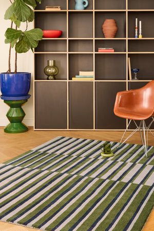 Brink & Campman Decor Pilar Moss Teppich in Moosgrün mit Streifen in Marineblau und Hellgrau, im Wohnraum