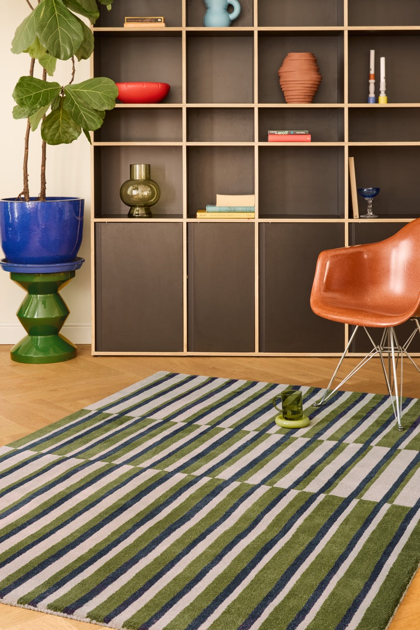 Brink & Campman Decor Pilar Moss Teppich in Moosgrün mit Streifen in Marineblau und Hellgrau, im Wohnraum
