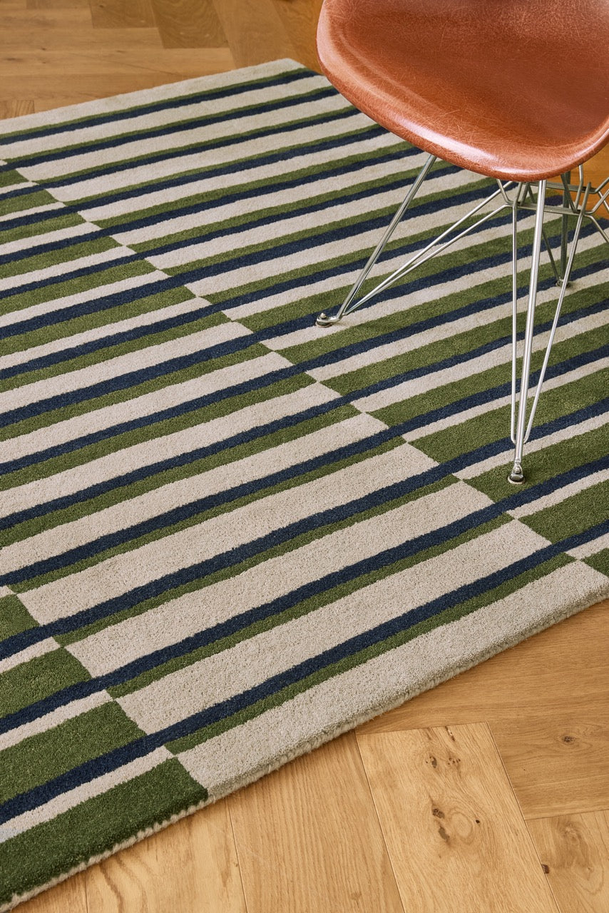 Brink & Campman Decor Pilar Moss Teppich in Moosgrün mit Streifen in Marineblau und Hellgrau, im Wohnraum, zweite Ansicht