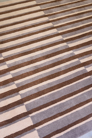 Brink & Campman Decor Pilar Taupe Teppich in Taupe mit Streifen in Schokoladenbraun und Creme, im Wohnraum, dritte Ansicht