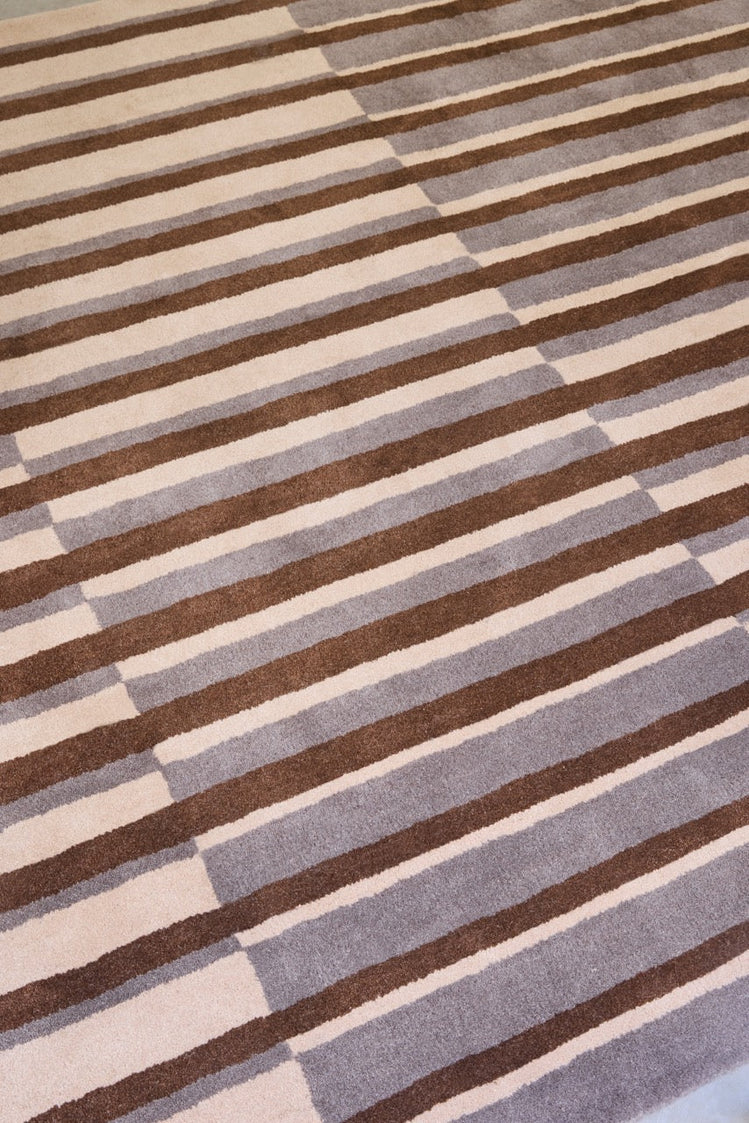 Brink & Campman Decor Pilar Taupe Teppich in Taupe mit Streifen in Schokoladenbraun und Creme, im Wohnraum, dritte Ansicht