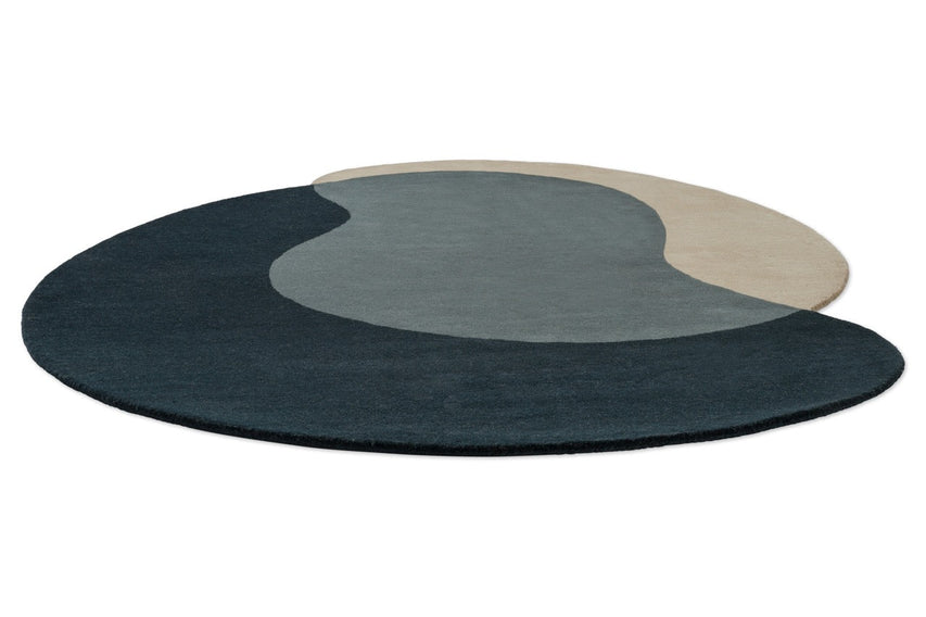 Brink & Campman Element Lane Blue Teppich in Nachtblau, Schieferblau und Sandbeige, Schrägansicht