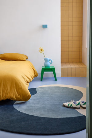 Brink & Campman Element Lane Blue Teppich in Nachtblau, Schieferblau und Sandbeige, im Wohnraum