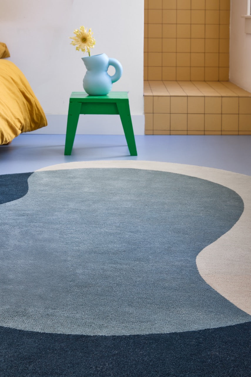 Brink & Campman Element Lane Blue Teppich in Nachtblau, Schieferblau und Sandbeige, im Wohnraum, zweite Ansicht