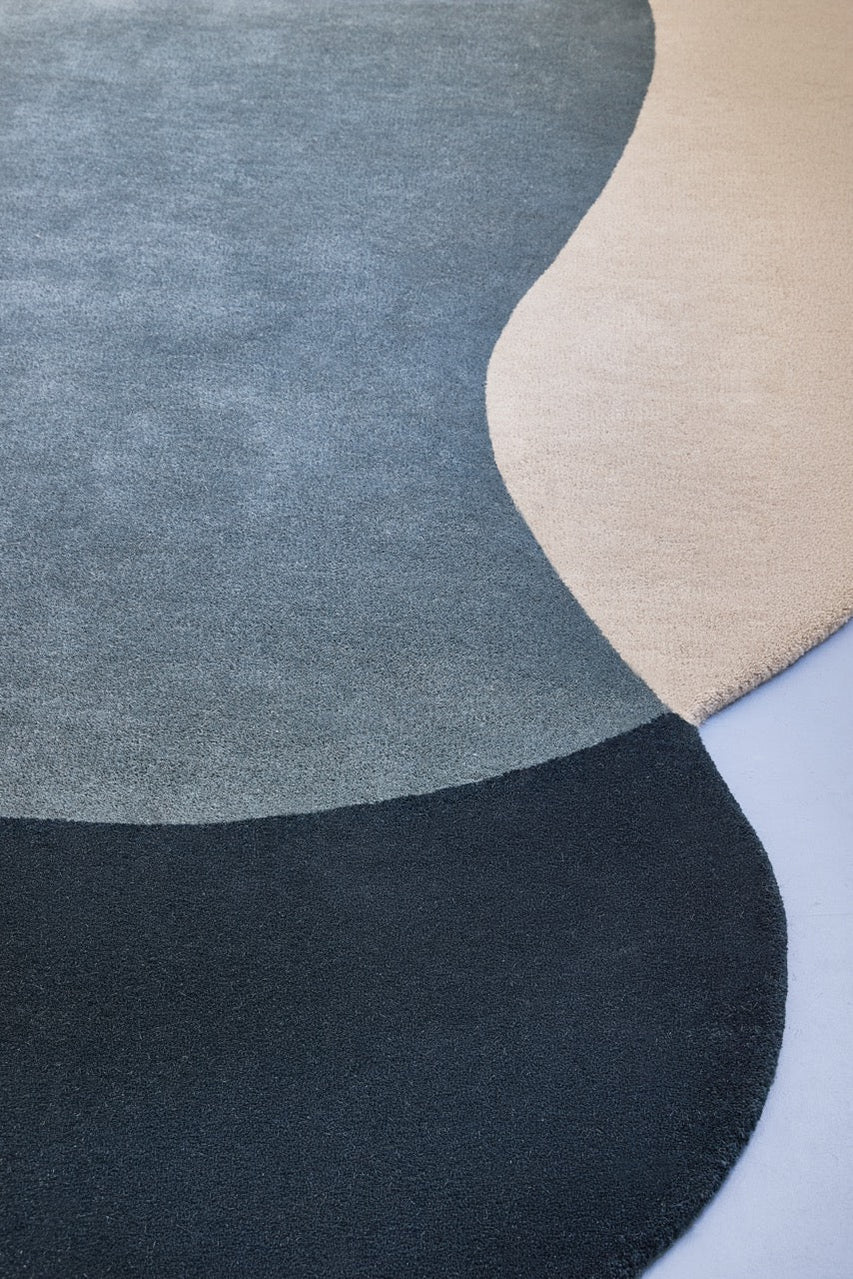 Brink & Campman Element Lane Blue Teppich in Nachtblau, Schieferblau und Sandbeige, im Wohnraum, dritte Ansicht