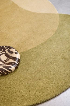 Brink & Campman Element Lane Green Teppich in Olivgrün, Ockergelb und Creme, im Wohnraum, zweite Ansicht