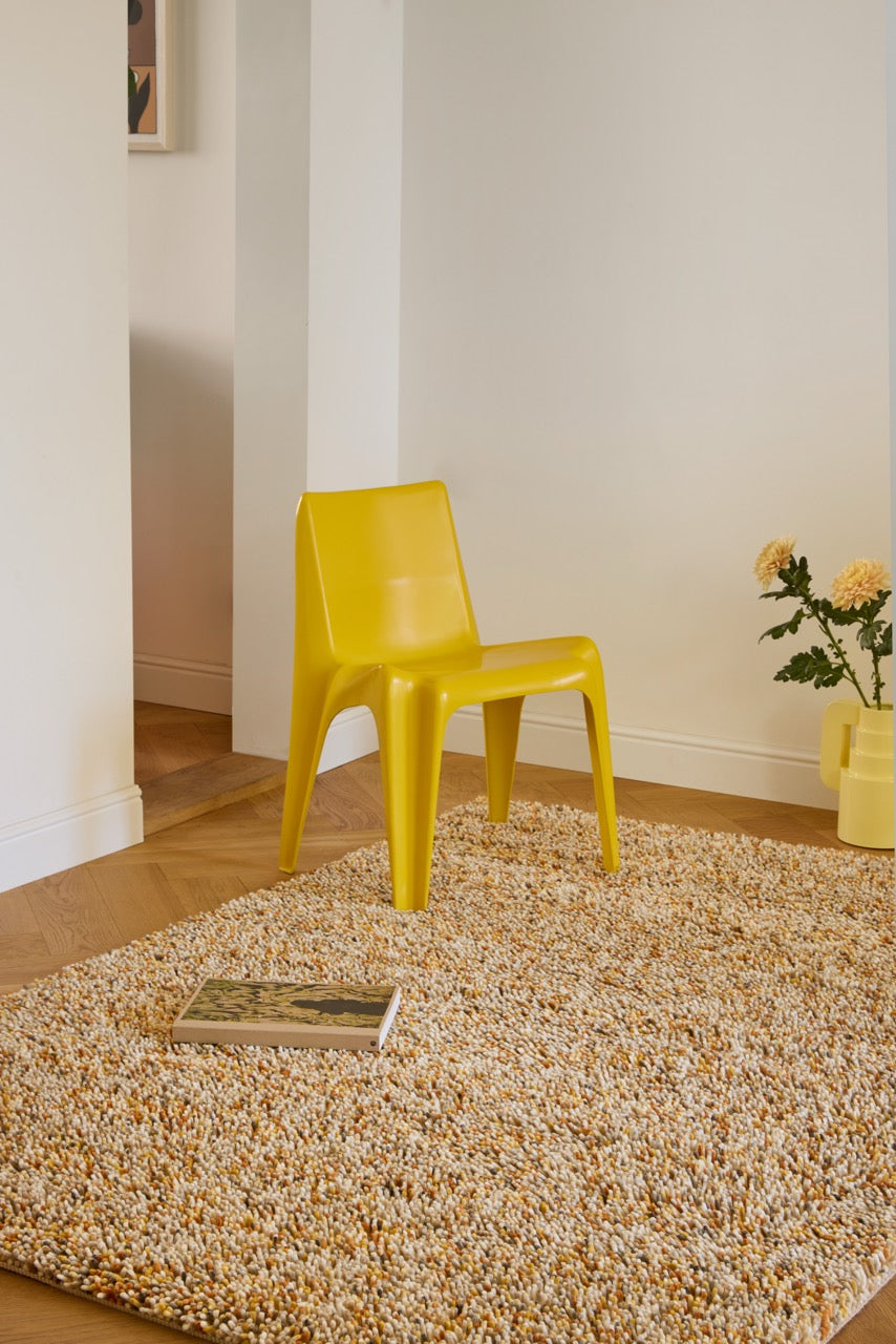 Brink & Campman Loom Calendula Teppich in Ringelblumengelb, Ocker und Creme, im Wohnraum
