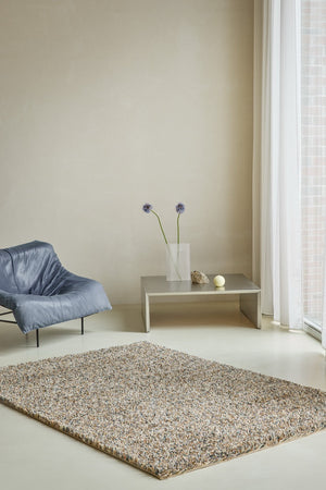 Brink & Campman Loom Natural Teppich in Beige und Creme mit Sprenkeln in Grau und Anthrazit, im Wohnraum