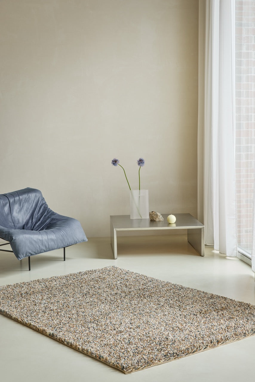 Brink & Campman Loom Natural Teppich in Beige und Creme mit Sprenkeln in Grau und Anthrazit, im Wohnraum