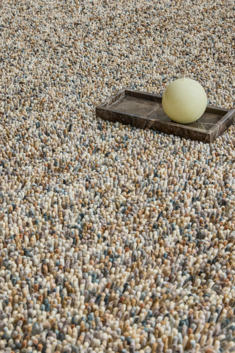 Brink & Campman Loom Natural Teppich in Beige und Creme mit Sprenkeln in Grau und Anthrazit, im Wohnraum, zweite Ansicht