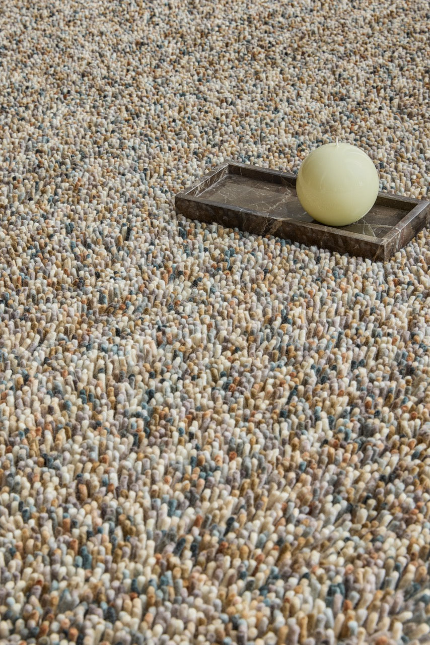 Brink & Campman Loom Natural Teppich in Beige und Creme mit Sprenkeln in Grau und Anthrazit, im Wohnraum, zweite Ansicht