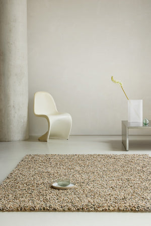Brink & Campman Loom Natural Moss Teppich in Beige und Creme mit Sprenkeln in Moosgrün und Braun, im Wohnraum