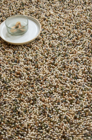 Brink & Campman Loom Natural Moss Teppich in Beige und Creme mit Sprenkeln in Moosgrün und Braun, im Wohnraum, zweite Ansicht