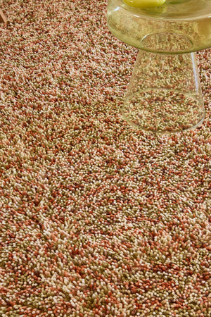 Brink & Campman Loom Pumpkin Teppich in Kürbisorange, Koralle und Olivgrün, im Wohnraum, zweite Ansicht