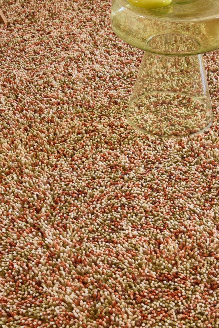 Brink & Campman Loom Pumpkin Teppich in Kürbisorange, Koralle und Olivgrün, im Wohnraum, zweite Ansicht