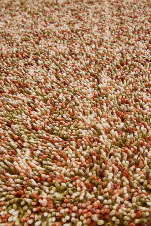 Brink & Campman Loom Pumpkin Teppich in Kürbisorange, Koralle und Olivgrün, im Wohnraum, dritte Ansicht