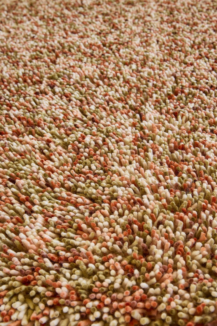 Brink & Campman Loom Pumpkin Teppich in Kürbisorange, Koralle und Olivgrün, im Wohnraum, dritte Ansicht
