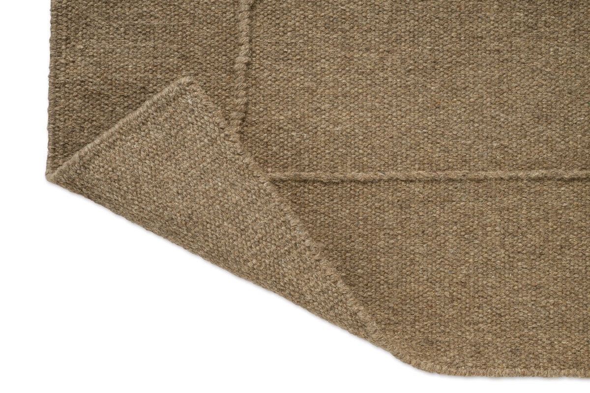Brink & Campman Senso Blocks Fur Brown Teppich, Detail von umgeschlagener Ecke und Rückseite