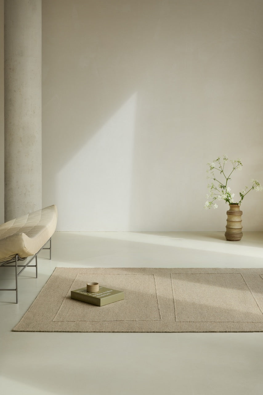 Brink & Campman Senso Blocks Natural Teppich in Sandbeige mit drei Blöcken im Relief, im Wohnraum