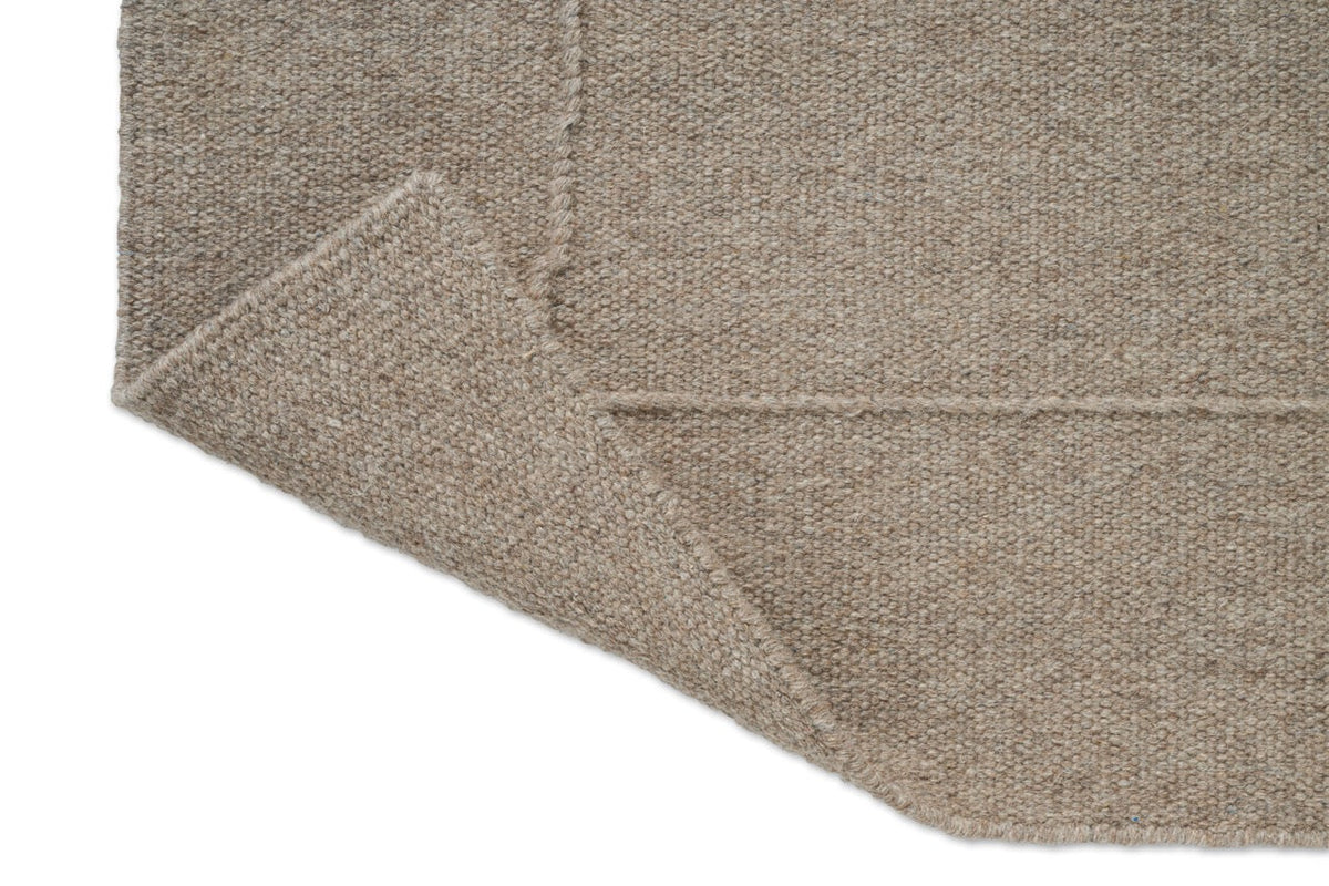 Brink & Campman Senso Blocks Soft Taupe Teppich, Detail von umgeschlagener Ecke und Rückseite