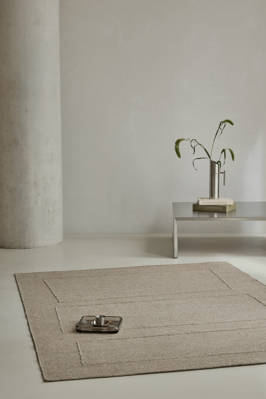Brink & Campman Senso Blocks Soft Taupe Teppich in Grautaupe mit drei Blöcken im Relief, im Wohnraum