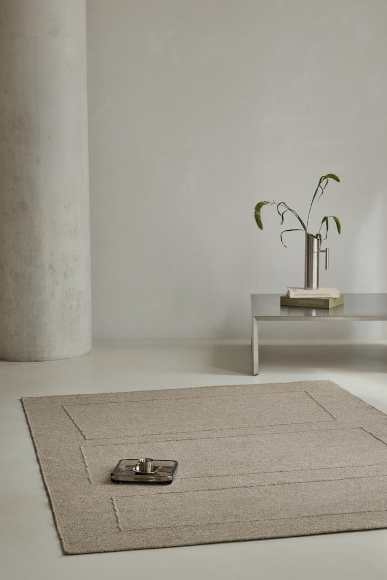 Brink & Campman Senso Blocks Soft Taupe Teppich in Grautaupe mit drei Blöcken im Relief, im Wohnraum